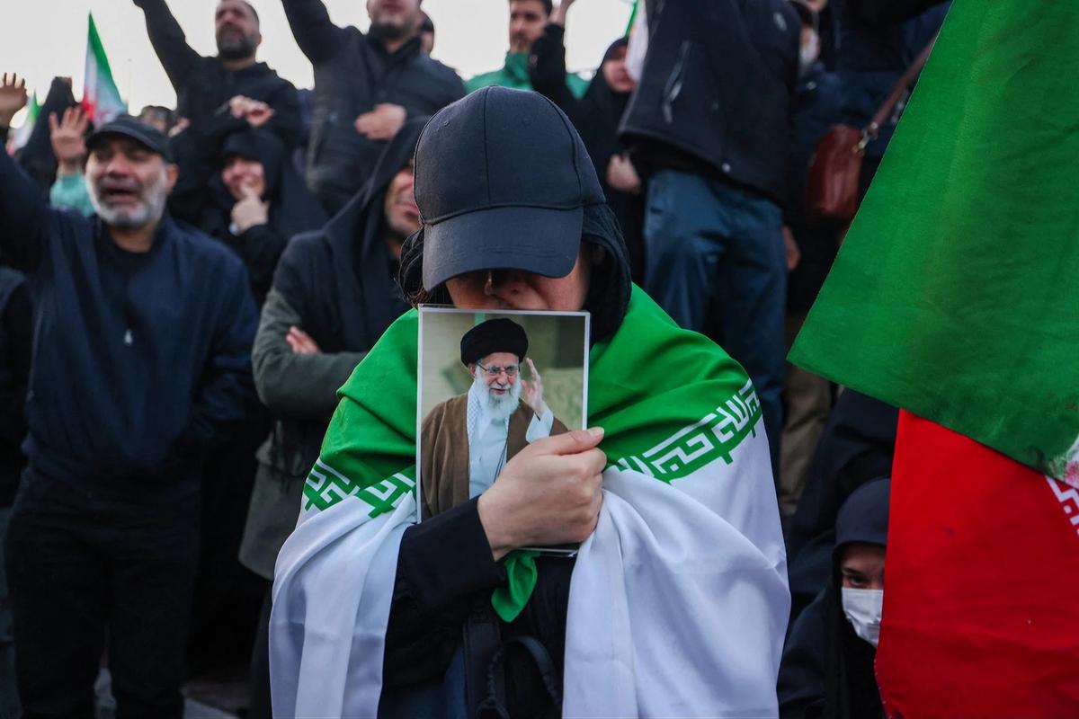 FOTO: Iran Berduka Usai Kematian Ayatollah Ali Khamenei dalam Serangan Militer