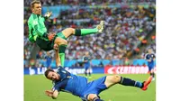 Gonzalo Higuain (bawah), saat membela Argentina kontra Jerman, pada babak final Piala Dunia 2014, di Stadion Maracana, Rio de Janeiro, Brasil (14/7/2014). Higuain tak dipanggil timnas Argentina pada ajang Kualifikasi Piala Dunia 2018. (EPA/Diego Azubel)