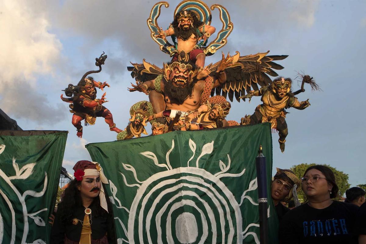 FOTO: Pawai Ogoh Ogoh Semarakkan Malam Pengerupukan di Denpasar