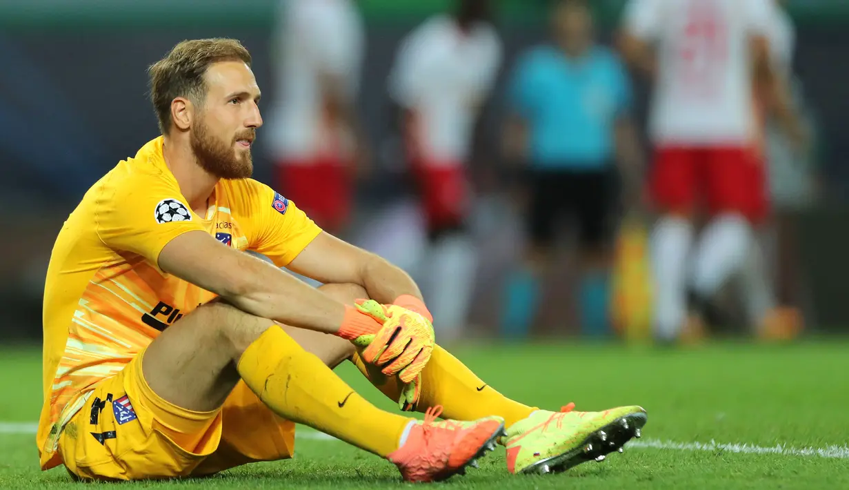 Kesuksesan Atletico Madrid meraih gelar juara Liga Spanyol musim lalu, tak lepas dari penampilan impresif kiper Jan Oblak. Ia bahkan memiliki catatan  jumlah persentase penyelamatan maupun indeks kebobolan yang lebih baik dari Donnarumma. (AFP/Pool/Miguel A. Lopes)