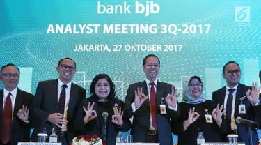 Dirut Bank BJB, Ahmad Irfan (ketiga kanan) dan jajaran direksi memberi salam ketika analyst meeting 3Q 2017 di Jakarta, Jumat (27/10). Bank BJB berhasil membukukan aset senilai Rp 114,2 triliun atau tumbuh 12,5 persen year on year (yoy). (Liputan6.com)