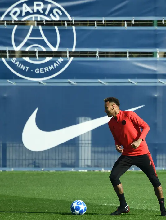 Pemain Paris Saint-Germain (PSG), Neymar saat sesi latihan di Paris Barat, Prancis, Senin (17/9). PSG akan menghadapi Liverpool di Liga Champions pada 19 September 2018. (FRANCK FIFE/AFP)