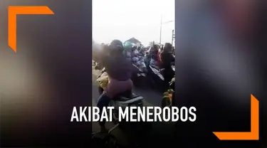 Tak sabaran, emak-emak ini nekat menerobos palang pintu kereta api ketika sedang berkendara. Namun, aksinya itu ternyata langsung kena batunya.