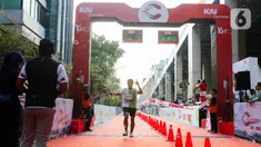 Pelari memasuki garis finis saat mengikuti KAI Commuter Run 2024 di Jakarta, Minggu (8/9/2024). (Liputan6.com/Herman Zakharia)