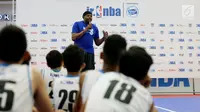 Mantan Pemain NBA Sam Perkins menghadiri acara penutupan Program Selection Camp Jr. NBA Indonesia 2017 di Jakarta, Minggu (10/9). Program ini bertujuan untuk menemukan potensi dari pebasket muda Indonesia. (Liputan6.com/Johan Tallo)