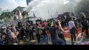 Pihak Kepolisian juga menyemprotkan air ke massa Prabowo hingga menyebabkan mereka kocar-kacir, Jakarta, Kamis (21/8/2014) (Liputan6.com/Faizal Fanani)