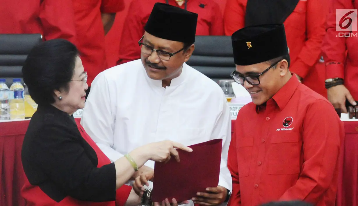 Ketua Umum PDIP Megawati Soekarno Putri (kiri) usai menyerahkan surat rekomendasi pada Pasangan Cagub-Cawagub Jawa Timur, Saifullah Yusuf (baju putih) dan Abdullah Azwar Anas usai ditetapkan di Jakarta, Minggu (15/10). (Liputan6.com/Helmi Fithriansyah)