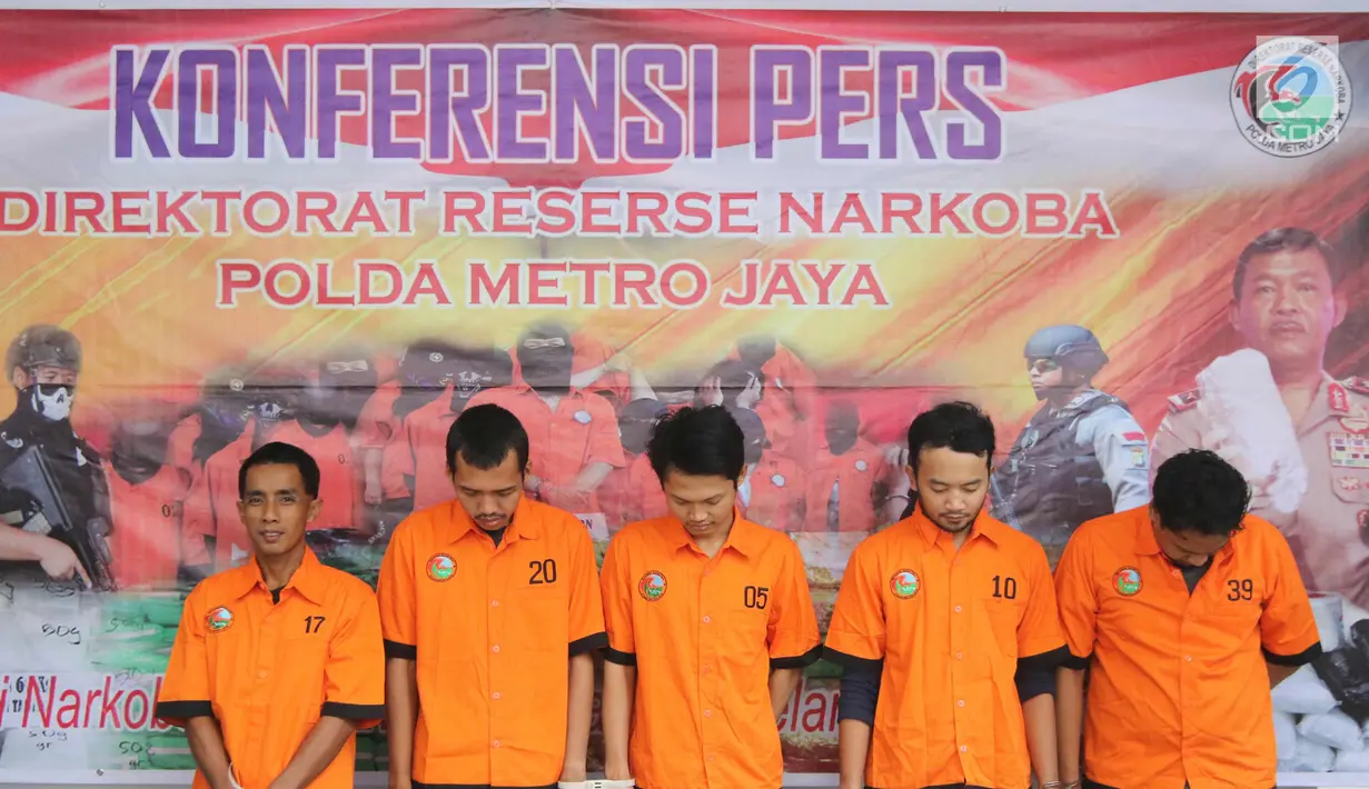 Tersangka dihadirkan saat menggelar rilis barang bukti ganja di Polda Metro Jaya, Jakarta, Selasa (24/4). Narkotika jenis ganja dibawa dari Aceh ke Jakarta disimpan di dalam bak truk yang sudah dimodifikasi. (Liputan6.com/Arya Manggala)