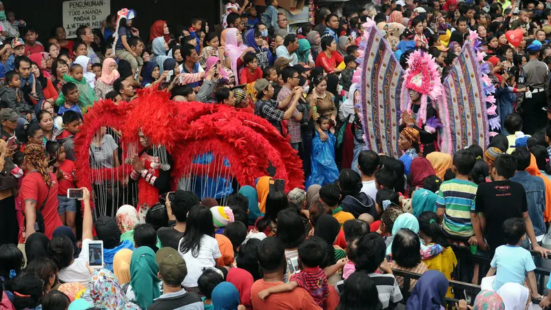 Peserta parade Pesta Rakyat Bogor melintas di tengah-tengah lautan massa yang memenuhi ruas Jalan Surya Kencana, Bogor, Senin (22/2/2016). Pesta Rakyat Bogor 2016 bersamaan dengan perayaan Cap Go Meh di Kota Bogor