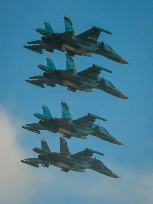 Pesawat tempur Rusia Sukhoi Su-34 berpartisipasi dalam latihan militer Vostok-2018 di Tsugol, Siberia timur, Kamis (13/9). Rusia mengerahkan 300 ribu prajurit dalam unjuk kekuatan, termasuk dalam latihan bersama dengan tentara China. (AFP/Mladen Antonov)