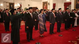 Pelantikan menteri baru hasil perombakan kabinet jilid II di di Istana Negara, Jakarta, Rabu (27/7). Wajah baru dalam reshuffle jilid II diantaranya Wiranto dan Sri Mulyani. (Liputan6.com/Faizal Fanani)