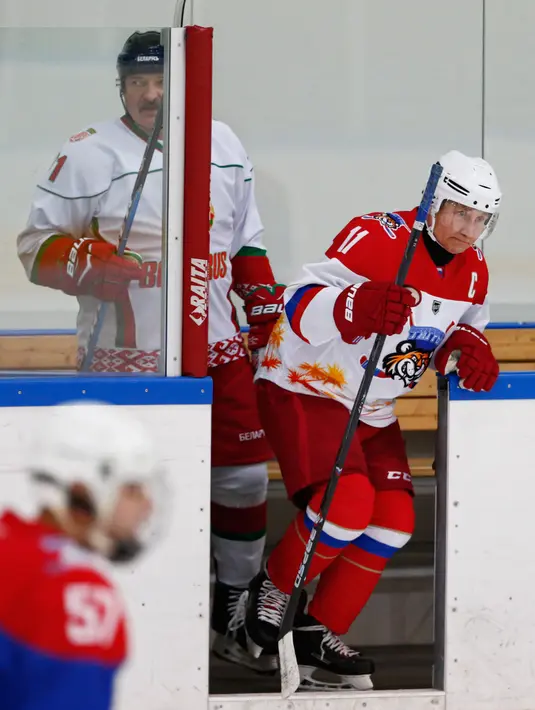 Presiden Rusia Vladimir Putin (kanan) dan Presiden Belarusia Alexander Lukashenko mengikuti Night Hockey League di Sochi, Rusia, Jumat (7/2/2020). Putin dan Lukashenko bermain hoki bersama saat jeda pembicaraan ekonomi antara kedua negara. (AP Photo/Alexander Zemlianichenko, Pool)
