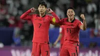 Selebrasi gelandang Timnas Korea Selatan, Son Heung-min (kiri) bersama rekannya, Hwang Hee-chan setelah mencetak gol kedua ke gawang Australia melalui tendangan bebas pada laga perempatfinal Piala Asia 2023 di Al Janoub Stadium, Al Wakrah, Qatar, Jumat (2/2/2024) malam waktu setempat. (AP Photo/Aijaz Rahi)