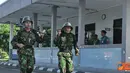 Citizen6, Surabaya: Para siswa lari dengan menggunakan Pakaian Dinas Lapangan (PDL), helm baja, sepatu boot, senjata jenis SS-1 dan ransel dengan beban 15 kilogram. (Pengirim: Penkobangdikal)