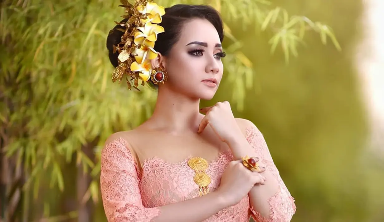 Selain bersuara merdu, pedangdut asal Sidoarjo ini juga punya penampila yang menarik. Ia kerap dijadikan model dalam berbagai acara. Salah satunya menjadi model dalam sebuah pemotretan. Seperti pemotretan kali ini, Lala tampil memesona dengan kebaya berwarna merah muda.(Liputan6.com/IG/@lala__widy)