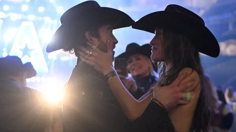 Adan Banuelos dan Bella Hadid menghadiri The American Performance Horseman oleh Teton Ridge di Globe Life Field pada 08 Maret 2024 di Arlington, Texas.