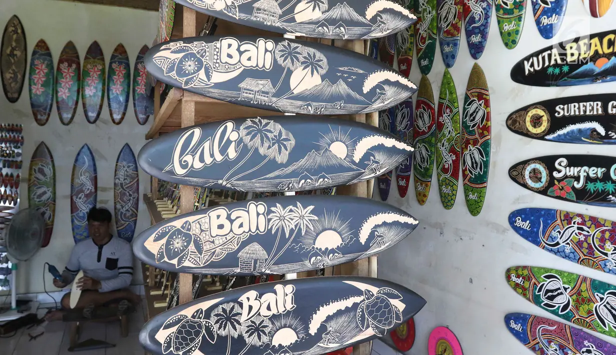 Sovenir papan seluncur terlihat di Bali, Senin (15/10).Menteri Koordinator Bidang Perekonomian Darmin Nasution meminta pelaku usaha sektor pariwisata dapat memanfaatkan program kredit usaga rakyat (KUR) dengan bunga 7%. (Liputan6.com/Angga Yuniar)