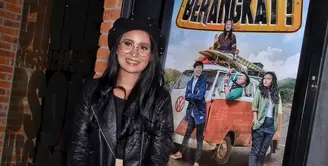 Ayushita kembali hadir dunia perfilman tanah air. Bersama tanta Ginting, Ringgo Agus Rahman, dan Tarra Budima, Ayu bermain film yang berjudul Berangkat. Sudah mengenal ketiga pria tersebut, ini cerita Ayushita. (Adrian Putra/Bintang.com)
