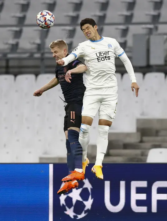 Penyerang Marseille, Hiroki Sakai berebut bola udara dengan gelandang Manchester City, Oleksandr Zinchenko pada pertandingan grup C Liga Champions di Stade Velodrome, Prancis, Selasa (27/10/2020). City menang telak 3-0 atas Marseille. (Guillaume Horcajuelo/Pool via AP)