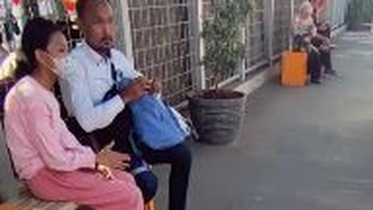 Begitu Manis, Pria Ini Tak Gengsi Tunjukkan Sayang ke Putrinya di Peron Stasiun, 'Ayah Adalah Cinta Pertama Sang Anak