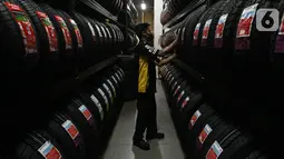 Teknisi memilih ban mobil di B-Quik Pluit Village, Jakarta, Kamis (29/04/2021). B-Quik akan beroperasi di sejumlah mal yang dikelola oleh LMI agar memudahan pengunjung bisa melakukan perbaikan sambil berbelanja. (Liputan6.com/Fery Pradolo)