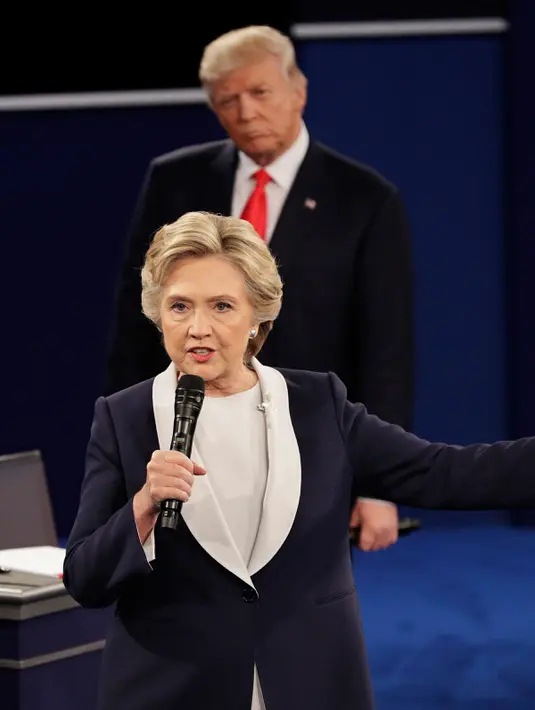 Donald Trump berjalan mondar mandir dan beberapa kali berdiri persis di belakang lawannya dari Partai Demokrat Hillary Clinton selama debat kedua calon presiden AS di Washington University, St Louis, AS, Minggu (9/10). (AP Photo/John Locher)