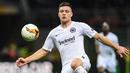 Striker Eintracht Frankfurt, Luka Jovic, mengontrol bola saat menghadapi Inter Milan pada pertandingan UEFA Europa League di Stadio Giueppe Meazza, San Siro, Jumat (15/3). Frankfurt memang 1-0 atas Inter Milan. (AFP/ Miguel Medina)