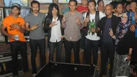 Joko Widodo mendatangi markas band legendaris Slank di Gang Potlot, Jakarta, Selasa (27/5/14). (Liputan6.com/Herman Zakharia)