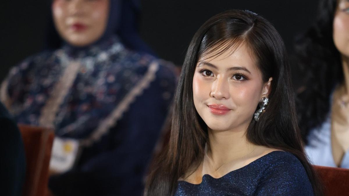 Potret Cantik Zara Adhisty Mirip Jisoo BLACKPINK di Premiere Film Bertaut Rindu