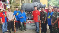 Komunitas Terios Indonesia bersama PT Astra Daihatsu Motor menyerahkan tugu badak dengan skala 1:1 yang ditempatkan di gapura pintu masuk Taman Nasional Ujung Kulon. (ADM)