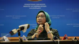 Menlu Retno Marsudi saat memberikan keterangan pers di Kemenlu, Jakarta, Jumat (3/2). Pertemuan Raja Salman dengan tokoh lintas agama dinilai sebagai satu kesejukan dan menunjukkan kearifan Raja Salman. (Liputan6.com/Angga Yuniar)