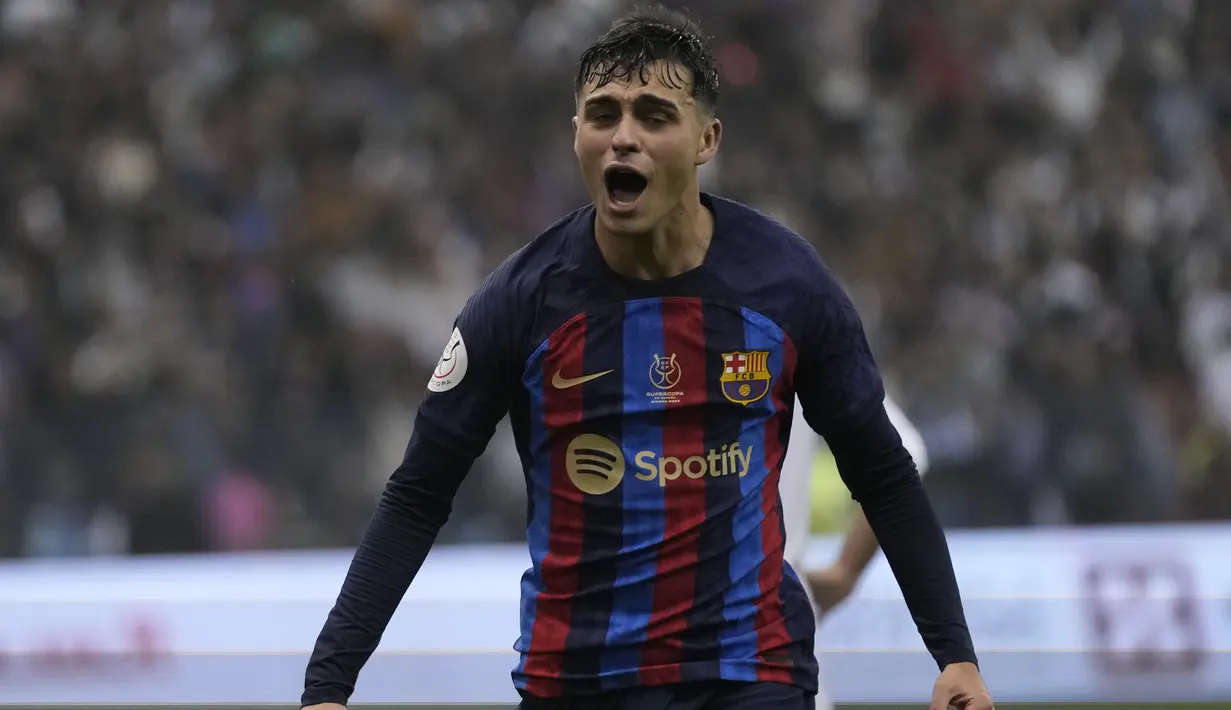 Gelandang Barcelona, Pedri berselebrasi setelah mencetak gol ke gawang Real Madrid pada final Piala Super Spanyol di Stadion King Fahd, di Riyadh, Arab Saudi, Senin (16/1/2023). Barcelona kali terakhir meraih gelar juara Piala Super Spanyol pada edisi 2018 setelah mengalahkan Sevilla dengan skor 2-1. (AP Photo/Hussein Malla)