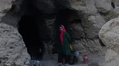 Seorang gadis kecil berdiri di pintu masuk gua di kota Bamiyan, Kabul. Foto diambil pada 19 Juni 2015. Ratusan warga miskin Afghanistan terpaksa menghuni gua-gua tersebut untuk dijadikan rumah karena tak memiliki tempat tinggal. (AFP PHOTO / SHAH Marai)