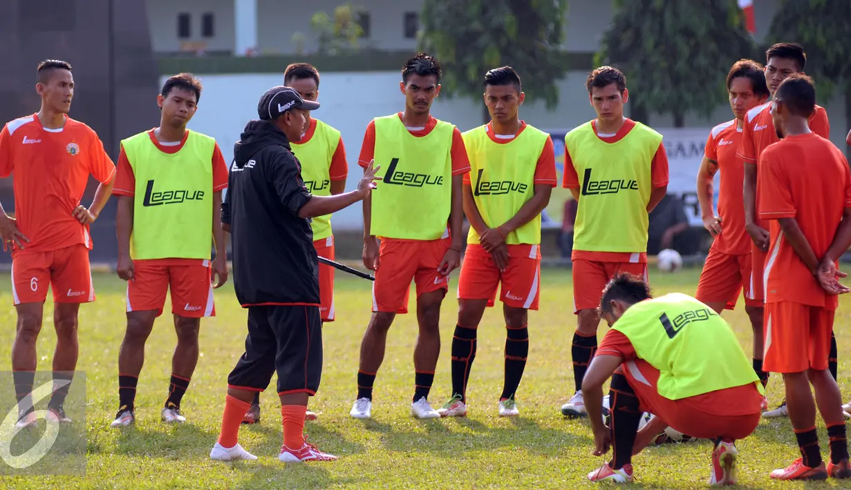 Pelatih Persija, Rahmad Darmawan (bertopi) memberikan arahan pada pemainnya saat latihan di Markas Yon Zikon 14, Jakarta, Senin (24/8/2015). Persija kembali berlatih untuk menghadapi turnamen Piala Presiden 2015. (Liputan6.com/Helmi Fithriansyah)