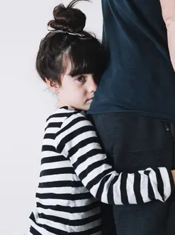 Beberapa cara untuk mengubah rasa bersalah menjadi parenting yang tetap hangat. (foto: jcomp/freepik)
