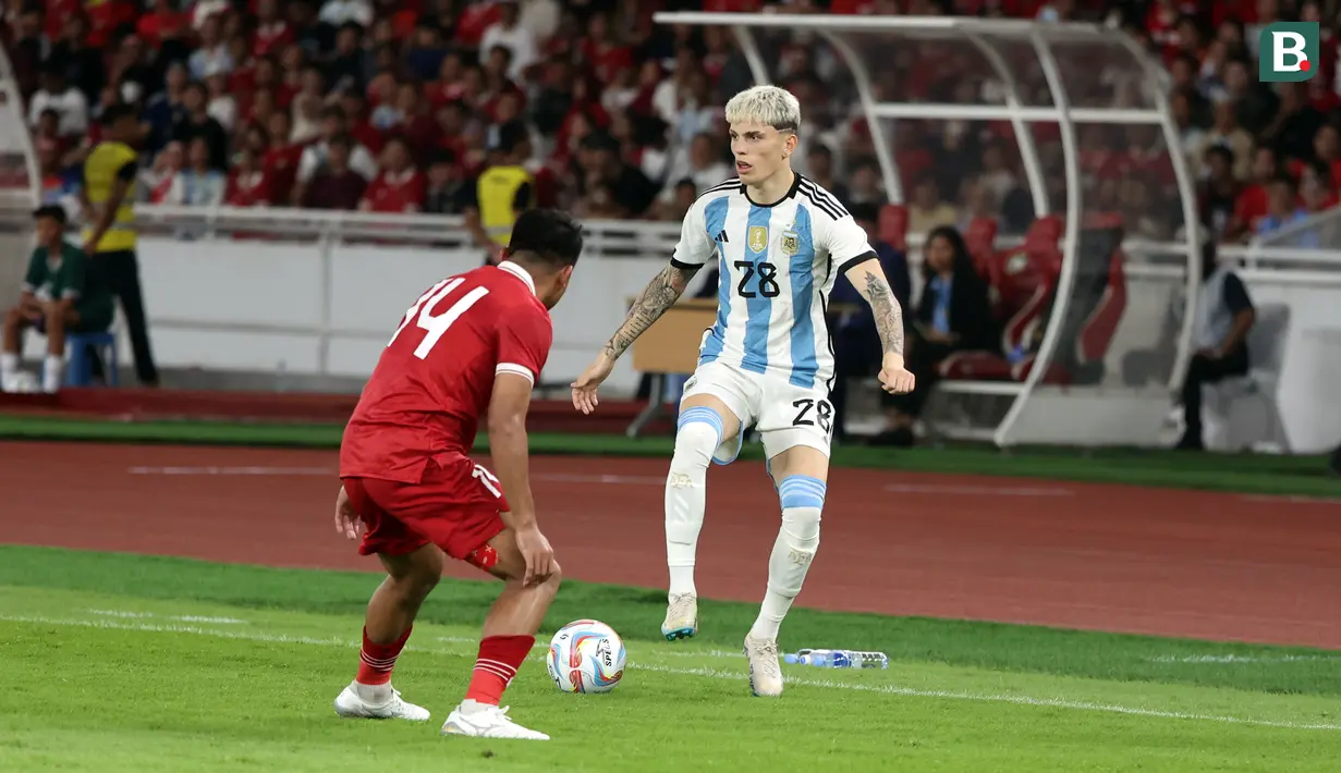<p>Pemain Timnas Argentina, Alejandro Garnacho (kanan), berusaha melewati hadangan pemain Timnas Indonesia, Asnawai Mangkualam dalam pertandingan FIFA Matchday 2023 yang berlangsung di Stadion Utama Gelora Bung Karno, Jakarta, Senin (19/6/2023). (Bola.com/Abdul Aziz)</p>