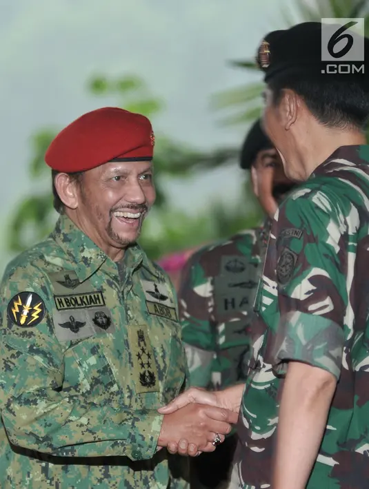 Presiden Joko Widodo menyambut Sultan Hassanal Bolkiah di Mabes TNI Cilangkap, Jakarta, Kamis (3/5). Presiden Jokowi datang mengenakan seragam militer untuk menerima kunjungan Sultan Haji Hassanal Bolkiah beserta delegasi. (Merdeka.com/Iqbal S. Nugroho)