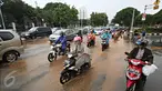 Sejumlah kendaraan melaju melewati genangan air hujan yang merendam jalan di depan Istana Merdeka, Jakarta, Selasa (9/2). Hujan deras yang mengguyur kota Jakarta membuat sejumlah jalan protokol tergenang air. (Liputan6.com/Immanuel Antonius)