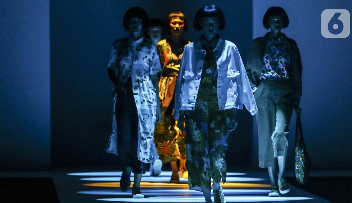 Model berjalan di catwalk Jakarta Fashion Week 2020 di Jakarta, Kamis (22/10/2019). Pekan mode terbesar se-Asia tenggara ini merupakan Gelaran tahunan ke-12 dan menampilkan lebih dari 270 label dan desainer baik dari dalam negeri dan luar negeri. (Liputan6.com/Johan Tallo)