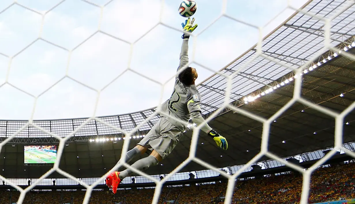 Penjaga gawang Brasil, Julio Cesar, tampil gemilang dengan beberapa kali lakukan aksi penyelamatan saat berlaga di babak penyisihan Piala Dunia Grup A di Estadio Castelao, Brasil, (18/6/2014). (REUTERS/Kai Pfaffenbach)