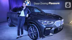 Model berpose di mobil all-new BMW X6 saat peluncuran di German Centre BSD, Tangerang Selatan. The News X6 yang memiliki desain tegas dan kokoh inovasi canggih seperti lampu Iconic Glow di BMW kidney grille diproduksi di Spartanburg,  South Carolina. (Liputan6.com/Fery Pradolo)