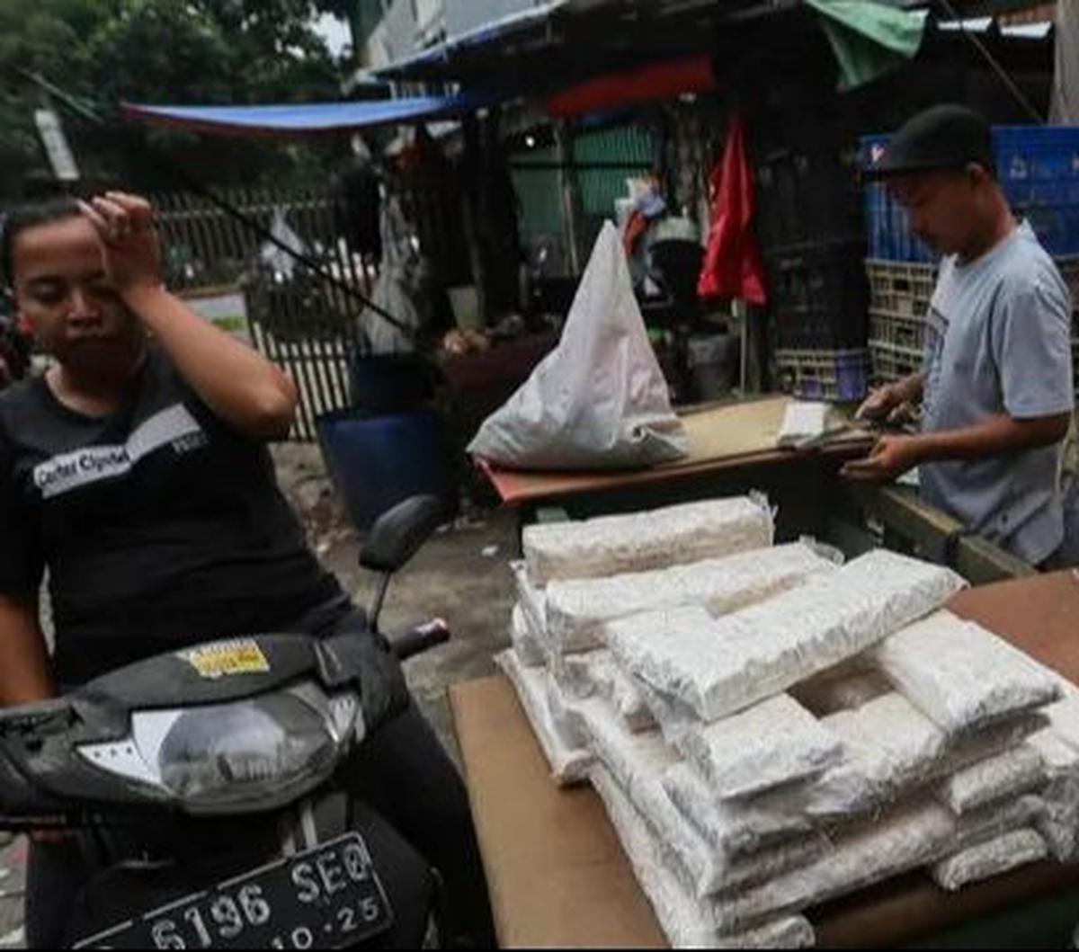 Tak hanya beras, harga sejumlah bahan pangan di Jakarta terpantau merangkak naik. Situs Badan Pangan Nasional (Bapanas) per Rabu 21 Februari 2024 pukul 13.00 WIB menunjukkan kenaikan harga beberapa bahan pangan, terutama beras dan cabai rawit merah. Berik