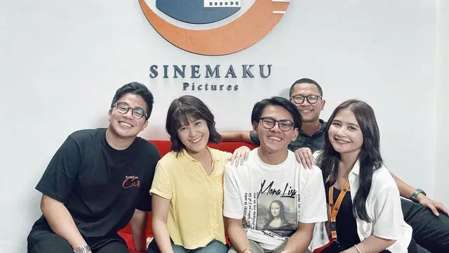 Prilly Latuconsina dan Rey Bong terlibat syuting serial Dear Strangers (Foto: Instagram @umayshahab)