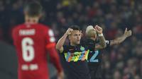 Pemain Inter Milan Lautaro Martinez melakukan selebrasi usai mencetak gol pembuka timnya pada pertandingan leg kedua babak 16 besar Liga Champions antara Liverpool dan Inter Milan di stadion Anfield di Liverpool, Inggris, Selasa, 8 Maret 2022. (AP Photo/J