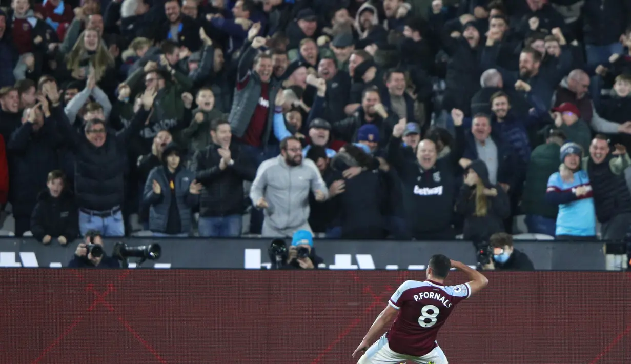 Gelandang West Ham United, Pablo Fornals berselebrasi usai mencetak gol ke gawang Liverpool pada pertandingan lanjutan Liga Inggris di stadion London (8/11/2021). West Ham United menyamai torehan poin dari Man City yaitu 23 poin. (AP Photo/Ian Walton)