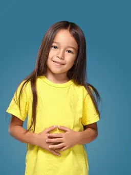 Sistem pencernaan memiliki peran penting dalam mendukung tumbuh kembang si kecil, tidak hanya terkait buang air besar, tetapi juga berpengaruh pada nafsu makan, kualitas tidur, suasana hati, hingga kemampuan anak untuk tumbuh optimal setiap harinya. [Dok/freepik.com/YuliiaKa]