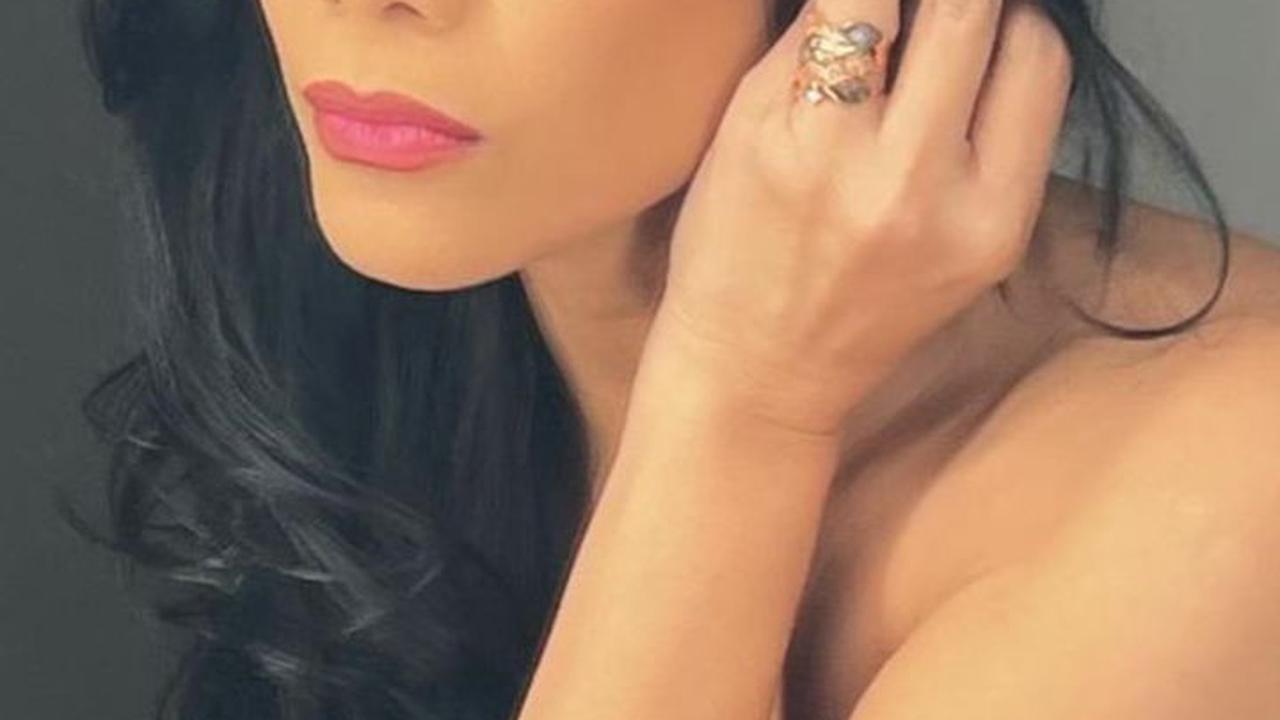 Anggun C Sasmi memiliki ciri khas rambut hitam, lebat, dan panjang sejak dulu. Bahkan dia menjadi bintang iklan sampo karena rambut indah yang dimilikinya.