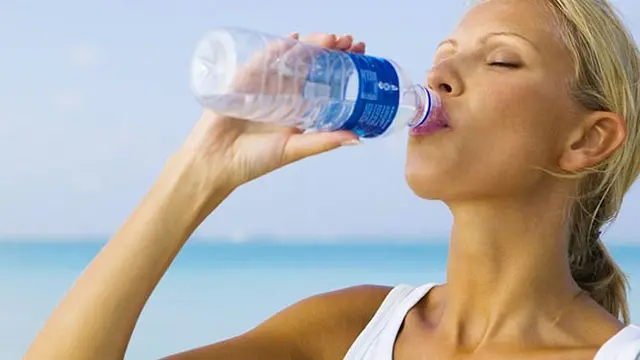 minum-air-mineral-131010b.jpg