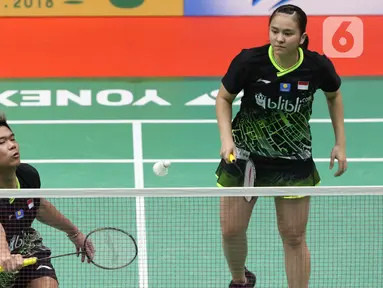 Pebulutangkis Indonesia, Praveen Jordan/Melati Daeva Oktavianti saat melawan Lee Yang/Yang Ching Tun (China Taipei) pada babak kedua ganda campuran Indonesia Masters 2020 di Istora GBK, Jakarta, Kamis (16/1/2020). Praveen/Melati unggul 20-22 21-12 21-12. (Liputan6.com/Helmi Fithriansyah)