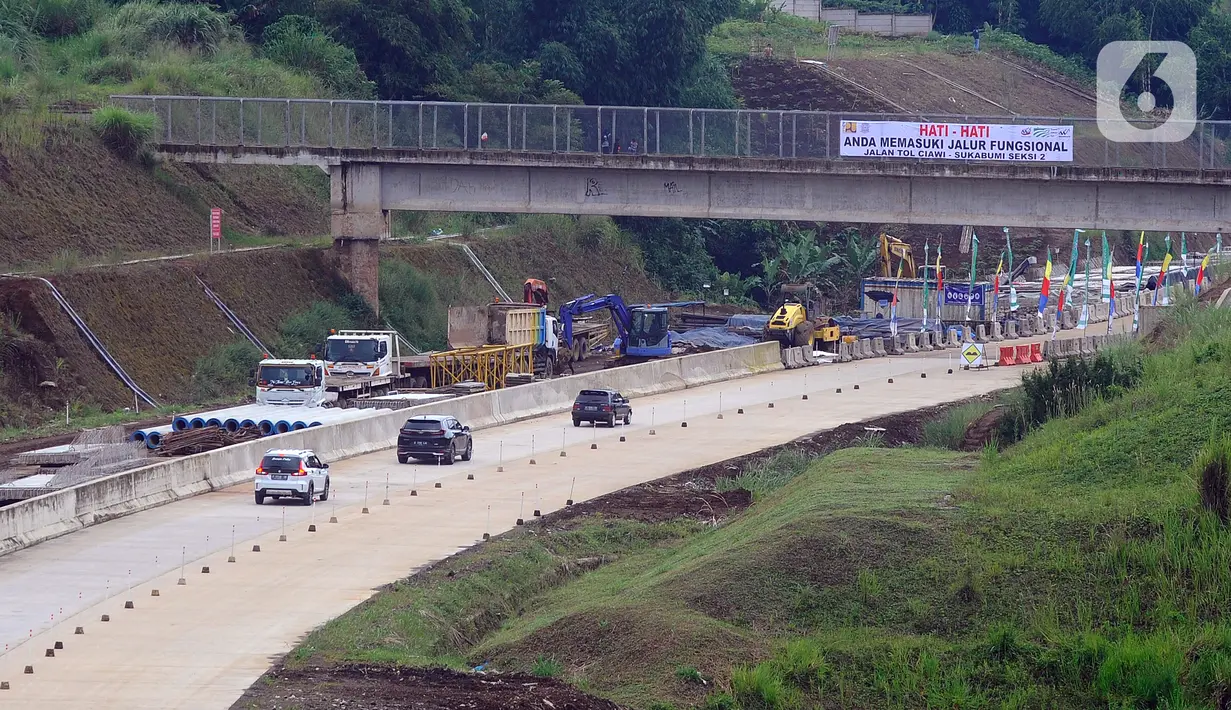 Pengendara mobil melintasi ruas Jalan Tol Bogor Ciawi-Sukabumi (Bocimi) seksi II di kawasan Cicurug-Cibadak, Sukabumi, Jawa Barat, Munggu (25/12/2022). Libur Natal dan Tahun Baru (Nataru), Jalan Tol Bocimi seksi II dibuka secara fungsional sejak 23 Desember 2022 hingga 2 Januari 2023 yang  bertujuan untuk mengantisipasi adanya lonjakan arus mudik dan balik dari Jabodetabek ke wilayah Sukabumi. (merdeka.com/Arie Basuki)